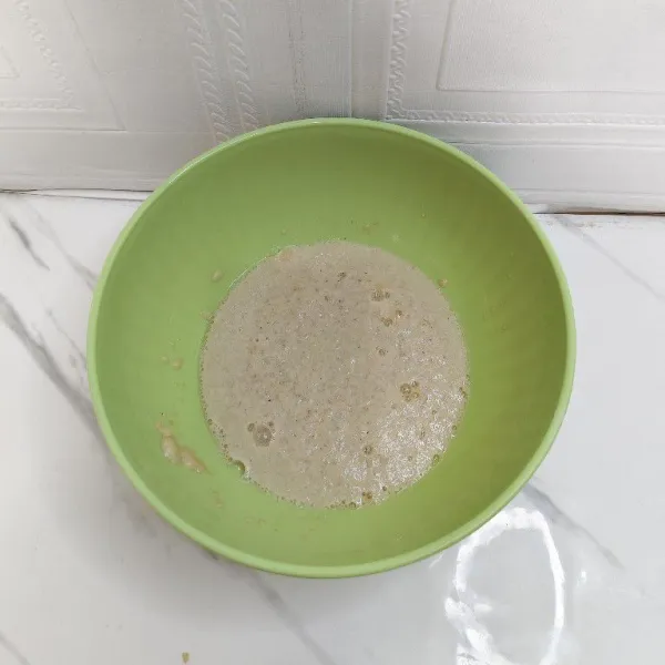 Setelah 5 menit ragi akan berbuih seperti ini, itu tanda nya ragi masih aktif.