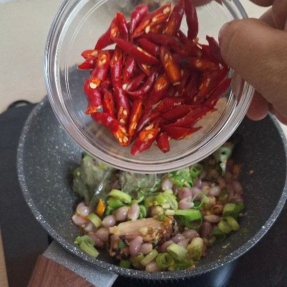 Setelah harum, masukkan potongan daun pre, daun salam, laos dan cabe keriting yang sudah dipotong potong, tumis hingga setengah matang.