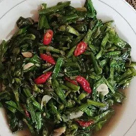 Jika dirasa sudah matang, angkat dan sajikan di piring saji.