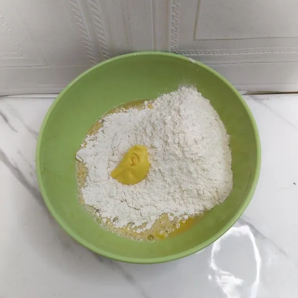 Setelah itu masukan 250 gram tepung terigu dan 1 sdm margarin, jangan lupa beri sejumput garam.