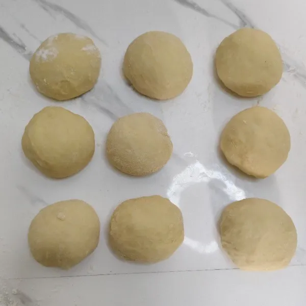 Kemudian bagi adonan sesuai selera.