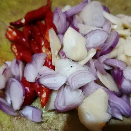 Iris bawang merah, bawang putih, cabe merah.