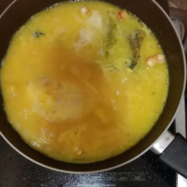 Masukkan ke dalam air rebusan ayam, dan tambahkan santan.