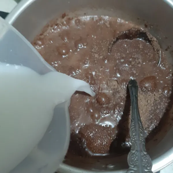 Campur bahan lapisan kedua. Masak hingga mendidih.