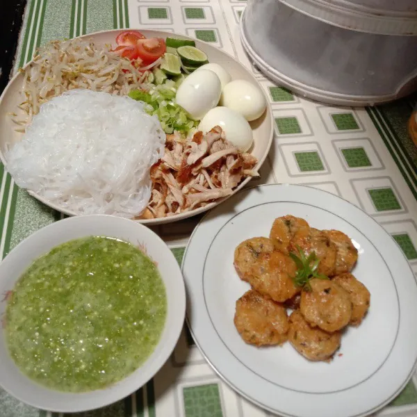 Siapkan bahan pelengkap seperti telur rebusm, perkedel, soun, tauge, daun bawang, ayam suwir, jeruk nipis, tomat, sambal, cabe rawit.