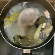 Rebus ayam yang sudah dimarinasi jeruk nipis, setelah mendidih air rebusan pertama buang dan rebus kembali ayam dengan daun salam, daun jeruk, lengkuas, sereh, kapulaga dan bunga lawang.