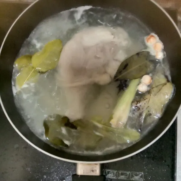 Rebus ayam yang sudah dimarinasi jeruk nipis, setelah mendidih air rebusan pertama buang dan rebus kembali ayam dengan daun salam, daun jeruk, lengkuas, sereh, kapulaga dan bunga lawang.