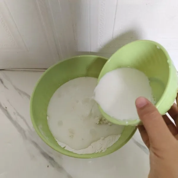 Lalu tuangkan 250 ml air santan, aduk hingga merata.