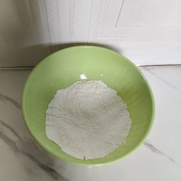 Siapkan 10 sdm tepung beras ke dalam wadah.