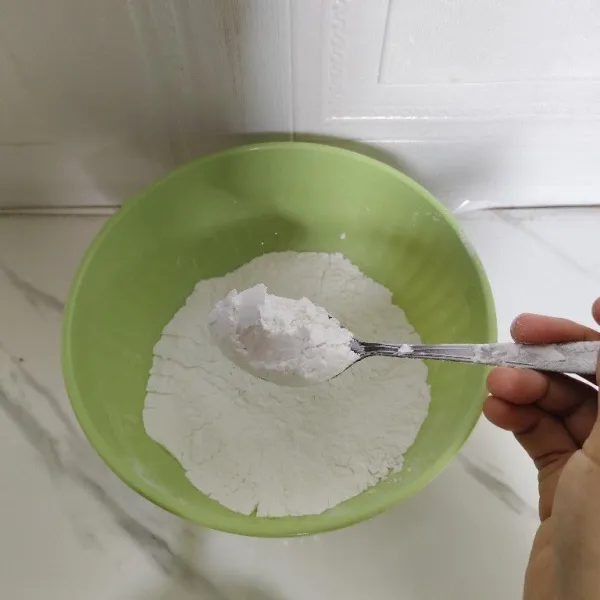 Tambahkan 1 sdm tepung tapioka dan sejumput garam.