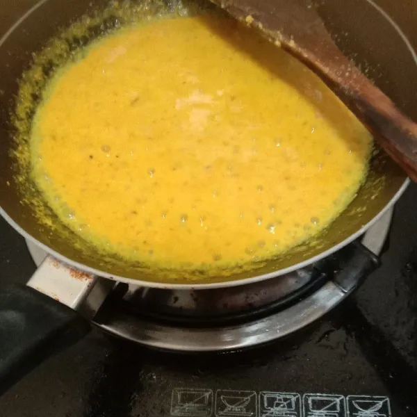 Tumis semua bumbu halus (bawang merah, bawang putih, kunyit, jahe, kemiri, jinten, ketumbar, dan minyak sayur).