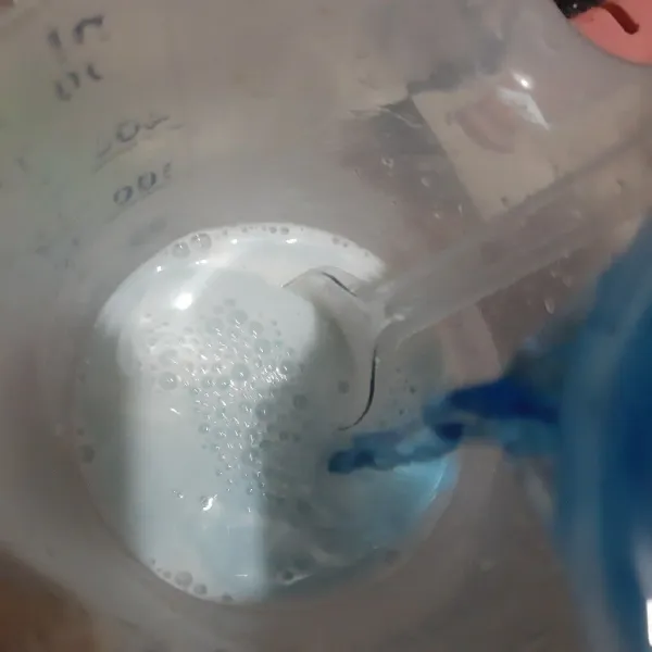 Campur semua bahan utama. Aduk jangan sampai menggumpal. Lalu masak hingga mendidih.