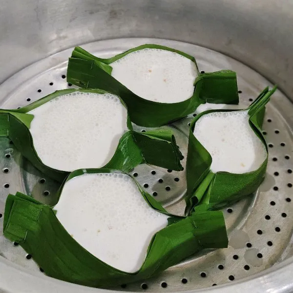Siapkan kukusan lalu tuangkan larutan tepung ke dalam cetakan dan kukus selama 7 menit.