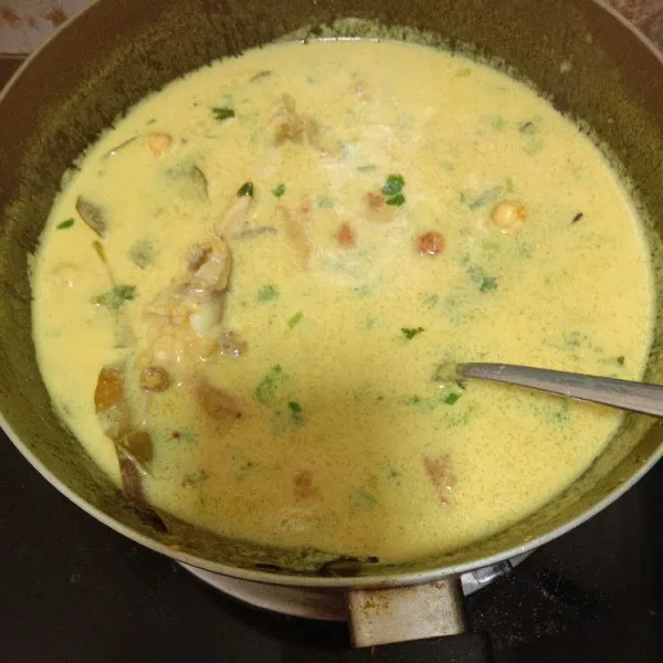 Masukkan seasoning, irisan daun bawang dan seledri, masak sampai matang.