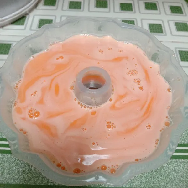 Kemudian setelah agak dingin tuang diatas puding susu dan simpan dikulkas