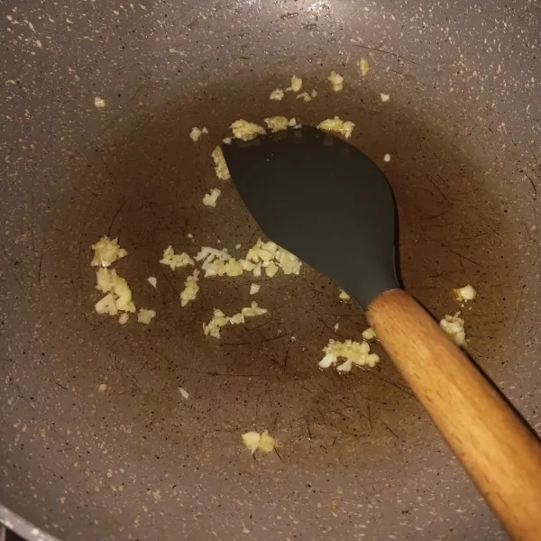 Set api kecil, tumis bawang putih sampai wangi dan matang dengan menggunakan sisa minyak dari margarin tadi.