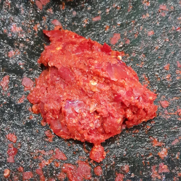 Giling halus cabe merah, bawang merah, bawang putih, dan garam