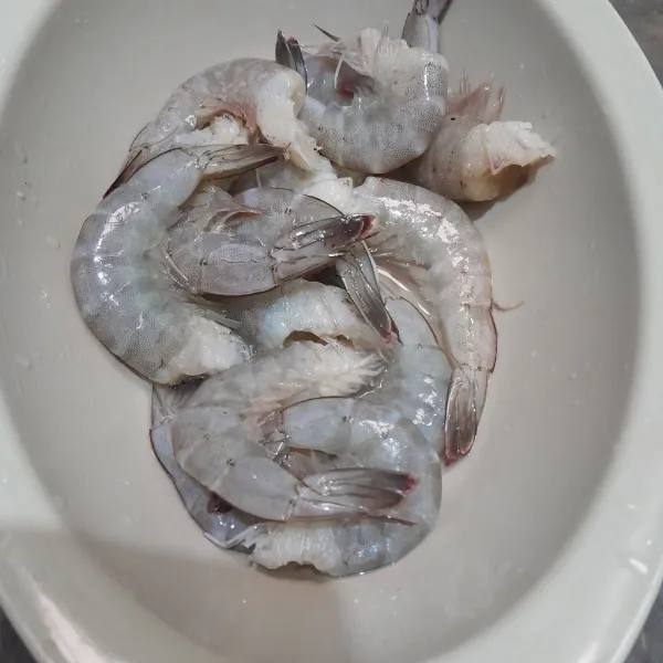 Cuci bersih udang lalu beri perasan jeruk nipis