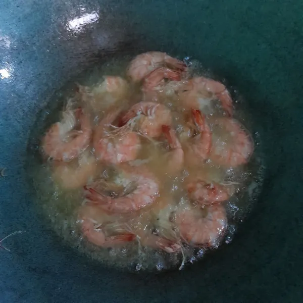 Goreng udang sampai matang