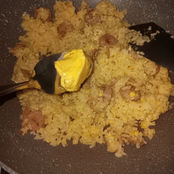 Matikan api. Tambahkan 1/2 sdm penuh margarin, aduk sampai leleh dan meresap ke nasi. Kemudian, cek rasa. Jika kurang asin, bisa tambahkan garam sedikit lagi. Siap disajikan hangat!