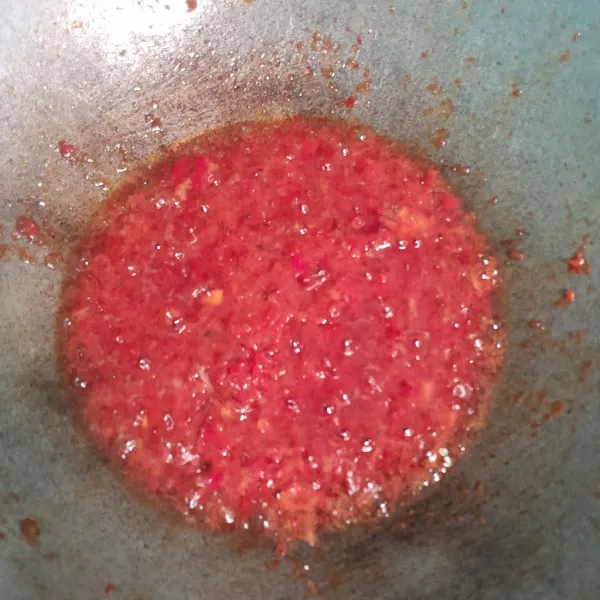 Goreng cabe merah yang sudah di haluskan, tambahkan kaldu bubuk masak sampai bau langu hilang