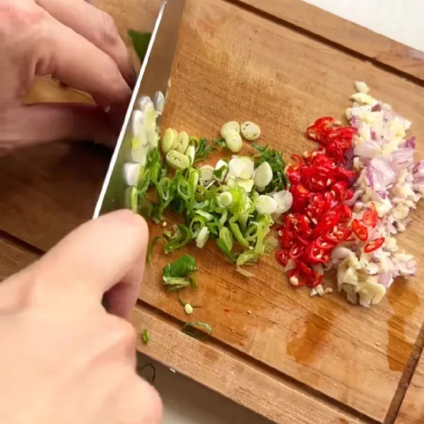Potong bawang merah, bawang putih, cabai keriting dan daun bawang.