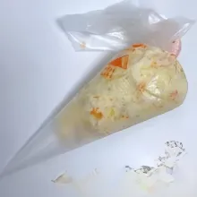 Masukkan adonan ke dalam piping bag