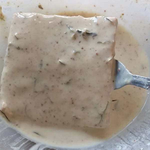 Celup tempe ke adonan basah.