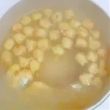 Didihkan air dalam panci. Kecilkan api, lalu cetak adonan berbentuk bulatan kecil langsung ke dalam air mendidih. Masak hingga bulatan mengapung, kemudian lanjutkan memasak selama 2 menit