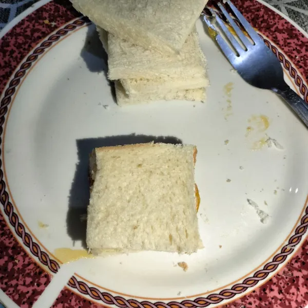 Kemudian tutup kembali dengan roti tawar
