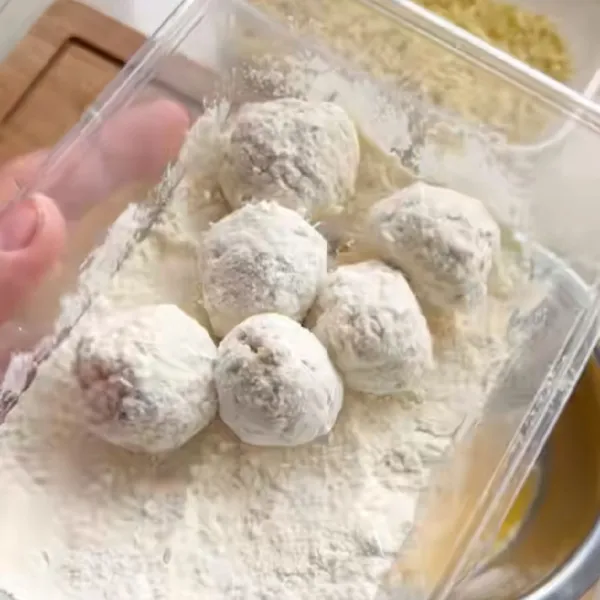 Balur dengan tepung.