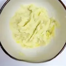 Haluskan 80 gr yam kukus hingga menjadi adonan lembut