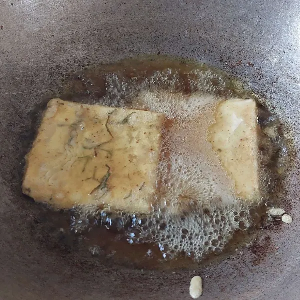 Panaskan minyak dengan api sedang, goreng tempe hingga golden brown.
