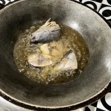 Goreng ikan setengah matang.