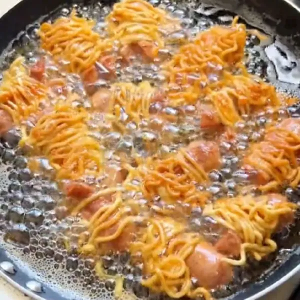 Goreng dengan api kecil sampai sedikit kecoklatan.