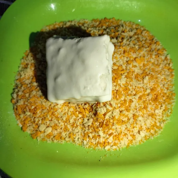 Kemudian lumuri dengan tepung panir hingga merata