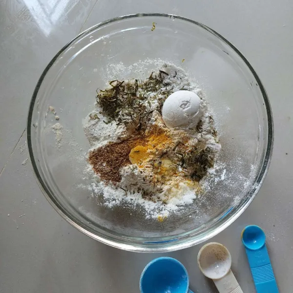 Campur tepung, seasoning dan daun jeruk.