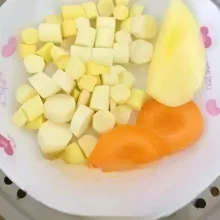 Siapkan 80 gr yam, 25 gr apel, dan 15 gr wortel, kupas kulitnya, lalu potong kecil-kecil. Kukus yam, apel, dan wortel hingga matang dan lunak