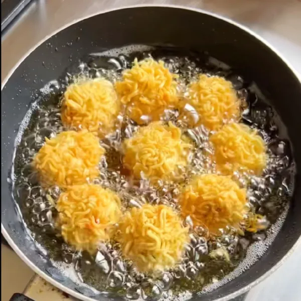 Goreng dengan api kecil sampai matang kecoklatan.