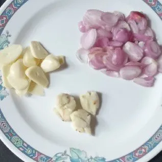 Siapkan bumbu, iris bawang merah dan bawang putih, kemudian geprek kencur.