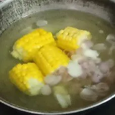 Didihkan air, lalu masukkan bumbu A dan jagung manis. Masak hingga jagung matang dan bumbu tercium wangi.