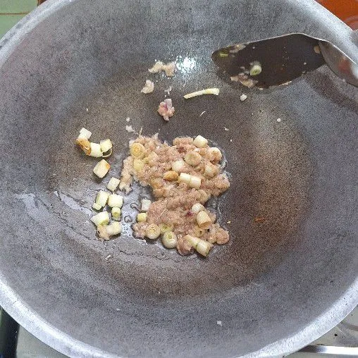 Tumis bawang putih, bawang merah, merica yg sudah dihaluskan serta masukkan pre yg sdh dipotong, tumis hingga harum