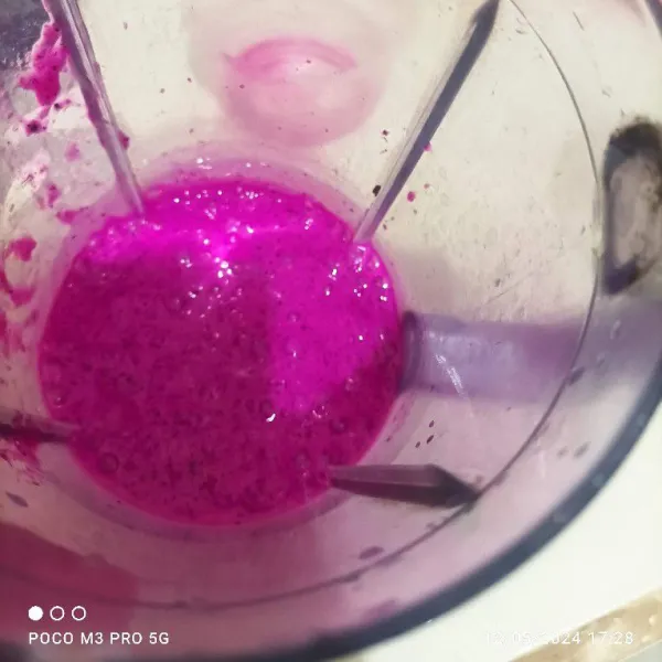 Haluskan buah naga dan  400 ml susu cair dengan Blender hingga halus, kemudian saring.