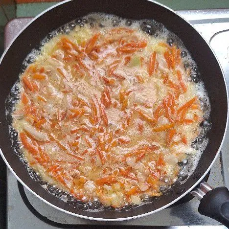 Masukkan adonan telur kedalam teflon, masak hingga matang, lalu sisihkan.