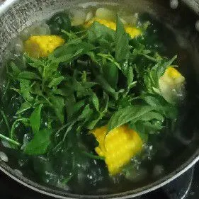 Sesaat sebelum diangkat, tambahkan daun kemangi. Kemudian, aduk merata lalu matikan api kompor.