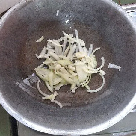 Untuk membuat kuah nya, tumis bawang bombay hingga layu, lalu masukkan air, dan masukkan saus tomat, cuka, gula, garam dan kecap ikan, masak hingga mendidih, dan cek rasa