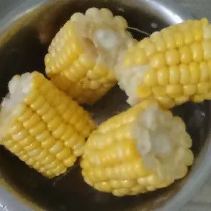 Setelah itu, potong jagung.