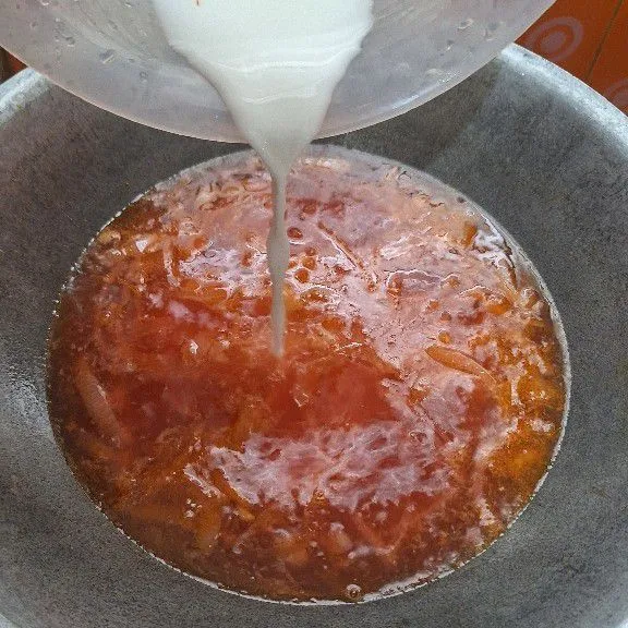 Setelah rasa sudah sesuai, kecilka  api dan masukkan tepung maizena yang sdh dilarutkan dalam air, aduk cepat lalu matikan kompor. Kuah fuyung hai siap dihidangkan beserta denga telurnya.