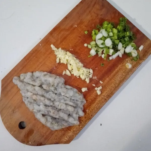 Cincang udang dan bawang putih. Kemudian iris daun bawang.
