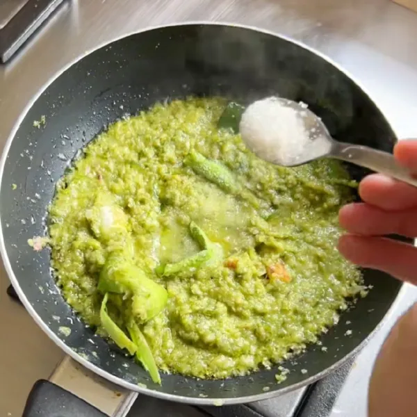Tambahkan garam dan kaldu ayam
